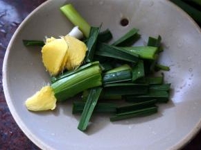 大蒜切段，姜片适量。