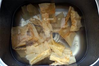 继续浸泡湿润，直至腐竹变柔软。