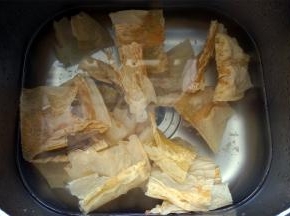 继续浸泡湿润，直至腐竹变柔软。