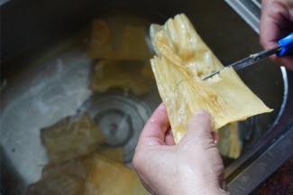 用剪刀剪成小段，约8厘米一段。