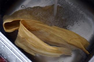腐竹用清水浸泡湿润。