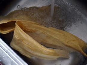 腐竹用清水浸泡湿润。