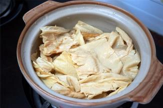 将腐竹放到砂锅里，然后加入2饭碗清水，中火，煮。