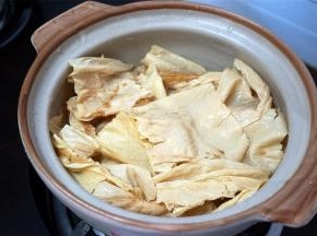 将腐竹放到砂锅里，然后加入2饭碗清水，中火，煮。