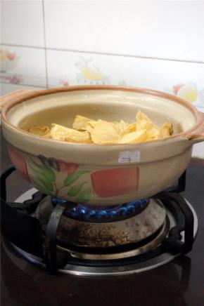 同时，大火煮腐竹。