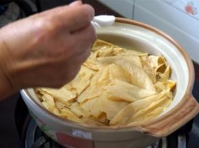 这个时候，往腐竹里加入2勺子食盐，2勺子砂糖，搅拌均匀。