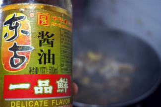然后加入适量的酱油，增加味道！然后熄火。