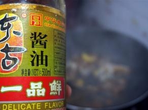 然后加入适量的酱油，增加味道！然后熄火。