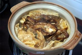 将鱼头转移到砂锅里，铺在腐竹上。