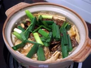 加入蒜段。