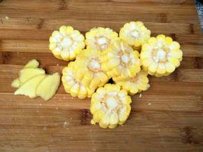 切几片姜，把玉米切成小段。