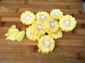 切几片姜，把玉米切成小段。