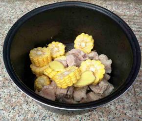 姜，玉米，排骨一起放入电饭煲中