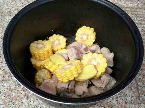 姜，玉米，排骨一起放入电饭煲中