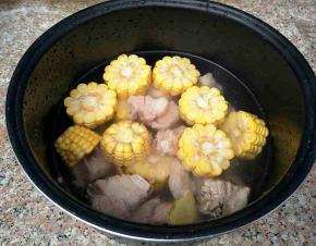 加入没过食材的清水