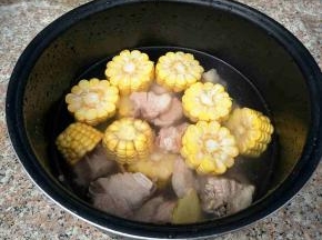 加入没过食材的清水