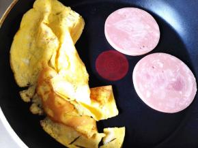 鸡蛋打散，倒入锅中煎成鸡蛋皮，用余热将火腿也煎一下，这样会更香，