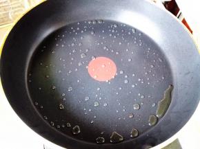 锅烧后，倒入食用油