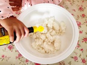 米饭根据个人口味，倒入适量寿司醋，拌匀，