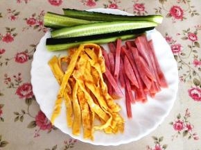 黄瓜切条，火腿切条，鸡蛋皮切丝，