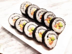 刀上沾少许水，切成自己喜欢的厚度。