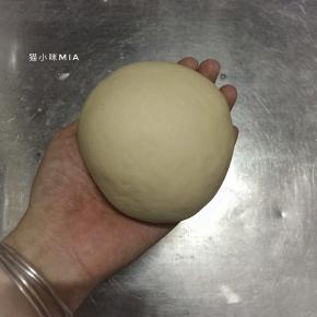 再倒出案板上，手揉成一个光滑的面团