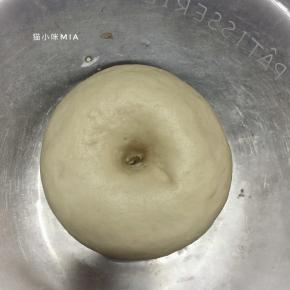 用手戳一个洞，不回弹便是发酵好了