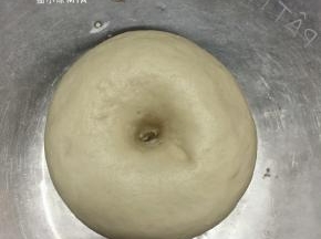 用手戳一个洞，不回弹便是发酵好了