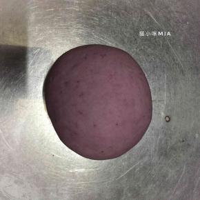 手揉至两者混合，同样用保鲜膜封住，28度发酵一小时