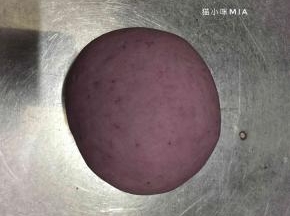 手揉至两者混合，同样用保鲜膜封住，28度发酵一小时