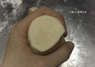 将面团排气，案板上撒25克面粉，边排气边将干粉揉入面团，最后用刀切开检查下切面，无大气孔即可