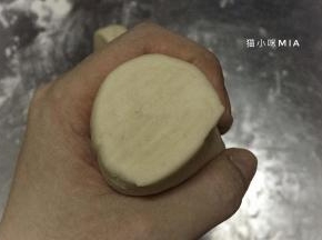 将面团排气，案板上撒25克面粉，边排气边将干粉揉入面团，最后用刀切开检查下切面，无大气孔即可