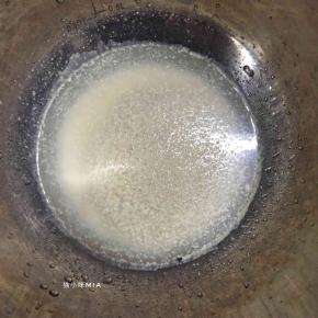 清水中加入酵母，用筷子搅匀后静置5分钟