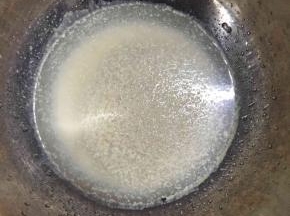 清水中加入酵母，用筷子搅匀后静置5分钟