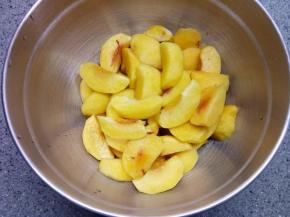 黄桃去皮切成块，可以一个桃子切四块