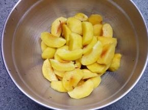 黄桃去皮切成块，可以一个桃子切四块