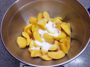 撒上白糖，白砂糖或者绵白糖都可以