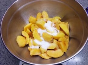 撒上白糖，白砂糖或者绵白糖都可以