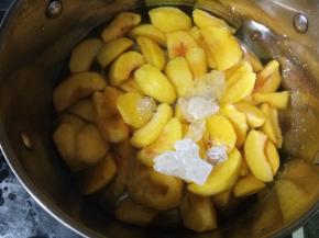 倒入锅中，加入冰糖，加没过黄桃的水，喜欢喝汤的就多加点水