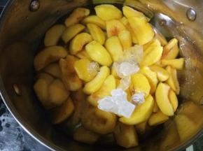 倒入锅中，加入冰糖，加没过黄桃的水，喜欢喝汤的就多加点水