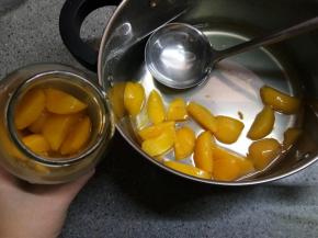 中大火煮开，再转中小火煮十五分钟就可以了。瓶子提前在微波炉里面叮3-4分钟消毒。等黄桃晾凉以后装入瓶子，放入冰箱保存。这些正好是超市那种大瓶的罐头一瓶的量。