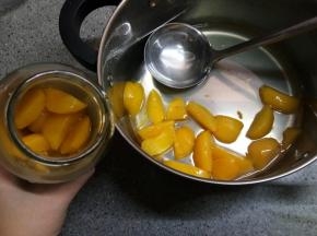 中大火煮开，再转中小火煮十五分钟就可以了。瓶子提前在微波炉里面叮3-4分钟消毒。等黄桃晾凉以后装入瓶子，放入冰箱保存。这些正好是超市那种大瓶的罐头一瓶的量。