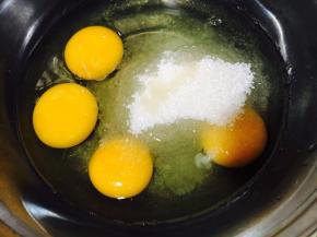 鸡蛋全蛋加白糖高速打发！