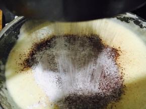 可可粉加低粉过筛到蛋糊中