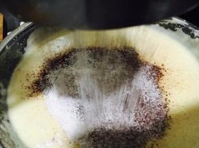 可可粉加低粉过筛到蛋糊中