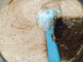 翻拌手法要轻快，避免消泡。