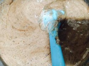 翻拌手法要轻快，避免消泡。