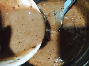 搅拌均匀后倒入蛋糊中，翻拌！翻拌！