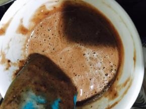 油和水混合后取一小勺面糊至其中搅拌均匀，这里是可以搅拌。