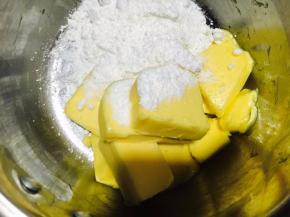 黄油加糖粉打发！